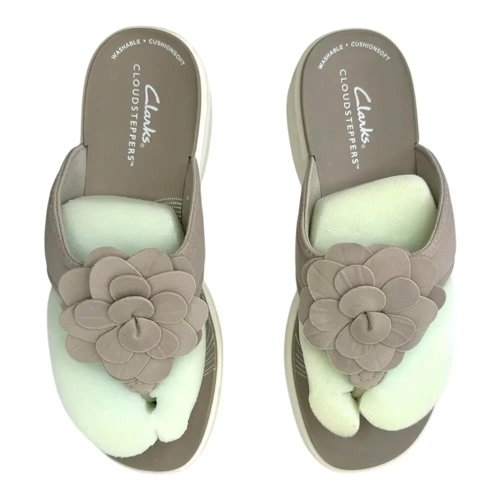 Clarks Cloudsteppers Washable Thong Sandals Drift Flora Sz 6 Stone Taupe Flower - Picture 10 of 12